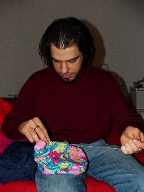 Ich beim Zunhen der Kuschelschaukel fr Broscha