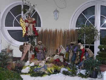 Vor einem Haus zur Weihnachtszeit ...