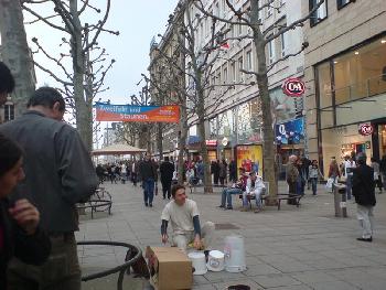 Stuttgart, K�nigstrasse. Schlagzeuger