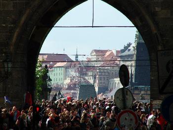 Menschenmassen auf der Karlsbr�cke