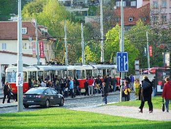 Gesch�ftiges Leben und eine alte Strassenbahn