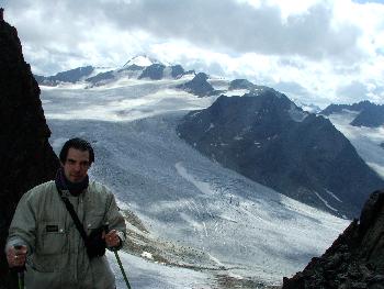 16. ... und meine Person am Abgrund mit Wildspitze