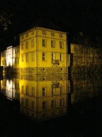 Schlo� Str�nkede (Herne) bei Nacht.