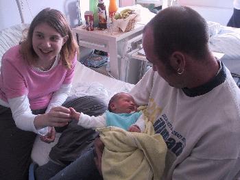 Meine nichte mit ihrer mutter , meiner schwester , und ihrem paps (1 tag nach ihrer  geburt)