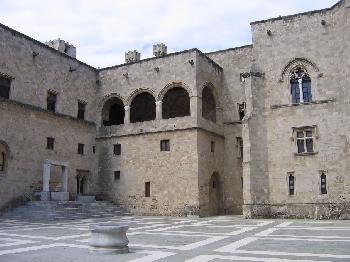 Altstadt Rhodos City - Innenhof des Gromeisterpalasts der Johanniter-Tempelritter