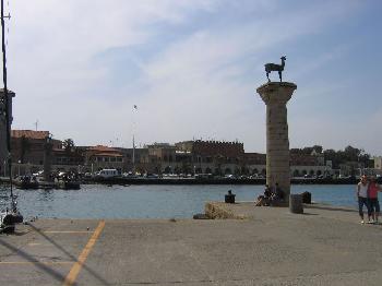 Rhodos - Mandraki - Hafeneinfahrt - dort wo sich die beiden Sulen befinden, soll frher der Koloss von Rhodos gestanden haben