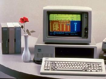 IBM 5150 mit Rose - Werbefoto von IBM