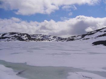 Ein zugefrorener See Ende Mai