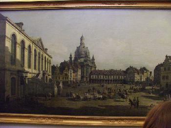 So sah der Platz vor der Frauenkirche im 18ten Jahrhundert aus. Man beachte wie genau die Frauenkirche nachgebaut wurde.