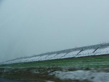 Riesige Solarzellenanlage entlang der Autobahn - ein Zeichen der Zeit?