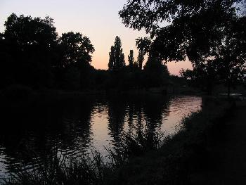Noch ein Abendhimmel (Elsterkanal am Wehr, in Leipzig), schn zum Radeln ;-)