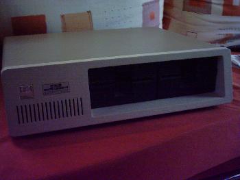 IBM PC 5150 - Frontansicht (geschlossen)