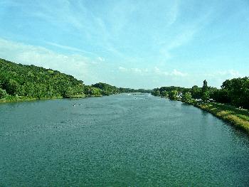 Der Rhein|aus dem fahrenden Bus fotografiert ...