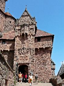 Der Eingang zur Burg ...