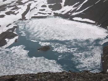 Tiefblick auf den Muttsee - das Eis taut nur langsam