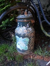 alte Milchkanne und altes Fahrrad